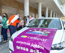 Uma longa e animada fila de carros, todos equipados com bolas, bonecas e os mais diferentes e coloridos brinquedos, deu início à campanha solidária Paraná Piá. O primeiro evento de arrecadação foi um Drive Thru organizado pela Secretaria de Estado do Desenvolvimento Urbano, nesta sexta-feira (11), em frente ao Palácio Iguaçu.
