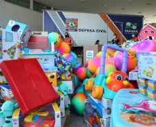 Uma longa e animada fila de carros, todos equipados com bolas, bonecas e os mais diferentes e coloridos brinquedos, deu início à campanha solidária Paraná Piá. O primeiro evento de arrecadação foi um Drive Thru organizado pela Secretaria de Estado do Desenvolvimento Urbano, nesta sexta-feira (11), em frente ao Palácio Iguaçu.

