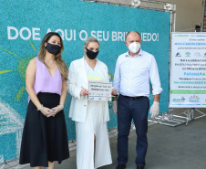 Uma longa e animada fila de carros, todos equipados com bolas, bonecas e os mais diferentes e coloridos brinquedos, deu início à campanha solidária Paraná Piá. O primeiro evento de arrecadação foi um Drive Thru organizado pela Secretaria de Estado do Desenvolvimento Urbano, nesta sexta-feira (11), em frente ao Palácio Iguaçu.
