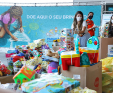 Uma longa e animada fila de carros, todos equipados com bolas, bonecas e os mais diferentes e coloridos brinquedos, deu início à campanha solidária Paraná Piá. O primeiro evento de arrecadação foi um Drive Thru organizado pela Secretaria de Estado do Desenvolvimento Urbano, nesta sexta-feira (11), em frente ao Palácio Iguaçu.
