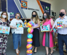 Uma longa e animada fila de carros, todos equipados com bolas, bonecas e os mais diferentes e coloridos brinquedos, deu início à campanha solidária Paraná Piá. O primeiro evento de arrecadação foi um Drive Thru organizado pela Secretaria de Estado do Desenvolvimento Urbano, nesta sexta-feira (11), em frente ao Palácio Iguaçu.

