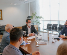 O governador Carlos Massa Ratinho Junior sancionou Projeto de Lei que prevê a transformação de 15 cargos de desembargador e das respectivas assessorias e funções comissionadas em 752 cargos voltados ao assessoramento de todos os magistrados que atuam na primeira instância e de outros 169 postos de técnicos judiciários.