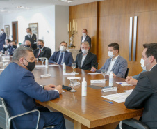 O governador Carlos Massa Ratinho Junior sancionou Projeto de Lei que prevê a transformação de 15 cargos de desembargador e das respectivas assessorias e funções comissionadas em 752 cargos voltados ao assessoramento de todos os magistrados que atuam na primeira instância e de outros 169 postos de técnicos judiciários.
