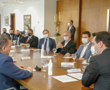 O governador Carlos Massa Ratinho Junior sancionou Projeto de Lei que prevê a transformação de 15 cargos de desembargador e das respectivas assessorias e funções comissionadas em 752 cargos voltados ao assessoramento de todos os magistrados que atuam na primeira instância e de outros 169 postos de técnicos judiciários.