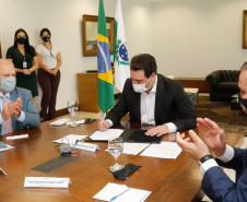 O governador Carlos Massa Ratinho Junior sancionou Projeto de Lei que prevê a transformação de 15 cargos de desembargador e das respectivas assessorias e funções comissionadas em 752 cargos voltados ao assessoramento de todos os magistrados que atuam na primeira instância e de outros 169 postos de técnicos judiciários.