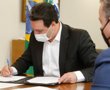 O governador Carlos Massa Ratinho Junior sancionou Projeto de Lei que prevê a transformação de 15 cargos de desembargador e das respectivas assessorias e funções comissionadas em 752 cargos voltados ao assessoramento de todos os magistrados que atuam na primeira instância e de outros 169 postos de técnicos judiciários.