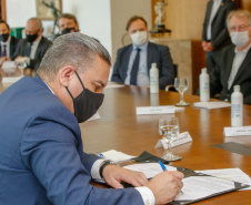 O governador Carlos Massa Ratinho Junior sancionou Projeto de Lei que prevê a transformação de 15 cargos de desembargador e das respectivas assessorias e funções comissionadas em 752 cargos voltados ao assessoramento de todos os magistrados que atuam na primeira instância e de outros 169 postos de técnicos judiciários.