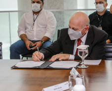 O governador Carlos Massa Ratinho Junior sancionou Projeto de Lei que prevê a transformação de 15 cargos de desembargador e das respectivas assessorias e funções comissionadas em 752 cargos voltados ao assessoramento de todos os magistrados que atuam na primeira instância e de outros 169 postos de técnicos judiciários.
