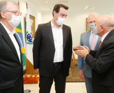 O governador Carlos Massa Ratinho Junior sancionou Projeto de Lei que prevê a transformação de 15 cargos de desembargador e das respectivas assessorias e funções comissionadas em 752 cargos voltados ao assessoramento de todos os magistrados que atuam na primeira instância e de outros 169 postos de técnicos judiciários.