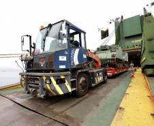 O Porto de Paranaguá recebeu nesta terça-feira (15) uma remessa de 30 tanques blindados, doados pelos Estados Unidos ao Exército Brasileiro. A operação especial foi organizada pela empresa Portos do Paraná, em conjunto com representantes do Comando da 5a Região Militar e da empresa Marcon Logística Portuária. Os veículos vieram de Galveston, Texas, para serem usados em treinamento, combate e defesa.
