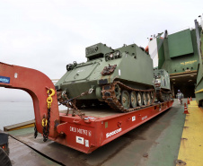 O Porto de Paranaguá recebeu nesta terça-feira (15) uma remessa de 30 tanques blindados, doados pelos Estados Unidos ao Exército Brasileiro. A operação especial foi organizada pela empresa Portos do Paraná, em conjunto com representantes do Comando da 5a Região Militar e da empresa Marcon Logística Portuária. Os veículos vieram de Galveston, Texas, para serem usados em treinamento, combate e defesa.
