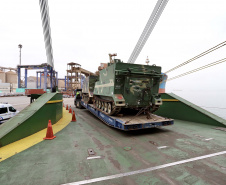 O Porto de Paranaguá recebeu nesta terça-feira (15) uma remessa de 30 tanques blindados, doados pelos Estados Unidos ao Exército Brasileiro. A operação especial foi organizada pela empresa Portos do Paraná, em conjunto com representantes do Comando da 5a Região Militar e da empresa Marcon Logística Portuária. Os veículos vieram de Galveston, Texas, para serem usados em treinamento, combate e defesa.
