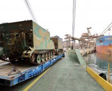 O Porto de Paranaguá recebeu nesta terça-feira (15) uma remessa de 30 tanques blindados, doados pelos Estados Unidos ao Exército Brasileiro. A operação especial foi organizada pela empresa Portos do Paraná, em conjunto com representantes do Comando da 5a Região Militar e da empresa Marcon Logística Portuária. Os veículos vieram de Galveston, Texas, para serem usados em treinamento, combate e defesa.

