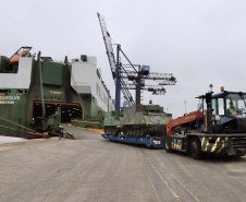 O Porto de Paranaguá recebeu nesta terça-feira (15) uma remessa de 30 tanques blindados, doados pelos Estados Unidos ao Exército Brasileiro. A operação especial foi organizada pela empresa Portos do Paraná, em conjunto com representantes do Comando da 5a Região Militar e da empresa Marcon Logística Portuária. Os veículos vieram de Galveston, Texas, para serem usados em treinamento, combate e defesa.
