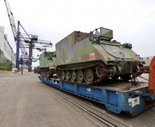 O Porto de Paranaguá recebeu nesta terça-feira (15) uma remessa de 30 tanques blindados, doados pelos Estados Unidos ao Exército Brasileiro. A operação especial foi organizada pela empresa Portos do Paraná, em conjunto com representantes do Comando da 5a Região Militar e da empresa Marcon Logística Portuária. Os veículos vieram de Galveston, Texas, para serem usados em treinamento, combate e defesa.
