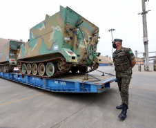 O Porto de Paranaguá recebeu nesta terça-feira (15) uma remessa de 30 tanques blindados, doados pelos Estados Unidos ao Exército Brasileiro. A operação especial foi organizada pela empresa Portos do Paraná, em conjunto com representantes do Comando da 5a Região Militar e da empresa Marcon Logística Portuária. Os veículos vieram de Galveston, Texas, para serem usados em treinamento, combate e defesa.
