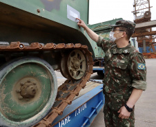 O Porto de Paranaguá recebeu nesta terça-feira (15) uma remessa de 30 tanques blindados, doados pelos Estados Unidos ao Exército Brasileiro. A operação especial foi organizada pela empresa Portos do Paraná, em conjunto com representantes do Comando da 5a Região Militar e da empresa Marcon Logística Portuária. Os veículos vieram de Galveston, Texas, para serem usados em treinamento, combate e defesa.
