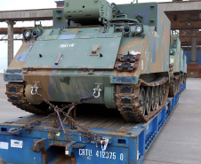O Porto de Paranaguá recebeu nesta terça-feira (15) uma remessa de 30 tanques blindados, doados pelos Estados Unidos ao Exército Brasileiro. A operação especial foi organizada pela empresa Portos do Paraná, em conjunto com representantes do Comando da 5a Região Militar e da empresa Marcon Logística Portuária. Os veículos vieram de Galveston, Texas, para serem usados em treinamento, combate e defesa.
