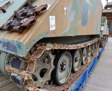 O Porto de Paranaguá recebeu nesta terça-feira (15) uma remessa de 30 tanques blindados, doados pelos Estados Unidos ao Exército Brasileiro. A operação especial foi organizada pela empresa Portos do Paraná, em conjunto com representantes do Comando da 5a Região Militar e da empresa Marcon Logística Portuária. Os veículos vieram de Galveston, Texas, para serem usados em treinamento, combate e defesa.
