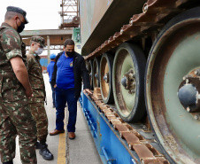 O Porto de Paranaguá recebeu nesta terça-feira (15) uma remessa de 30 tanques blindados, doados pelos Estados Unidos ao Exército Brasileiro. A operação especial foi organizada pela empresa Portos do Paraná, em conjunto com representantes do Comando da 5a Região Militar e da empresa Marcon Logística Portuária. Os veículos vieram de Galveston, Texas, para serem usados em treinamento, combate e defesa.
