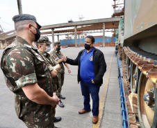 O Porto de Paranaguá recebeu nesta terça-feira (15) uma remessa de 30 tanques blindados, doados pelos Estados Unidos ao Exército Brasileiro. A operação especial foi organizada pela empresa Portos do Paraná, em conjunto com representantes do Comando da 5a Região Militar e da empresa Marcon Logística Portuária. Os veículos vieram de Galveston, Texas, para serem usados em treinamento, combate e defesa.
