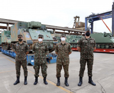 O Porto de Paranaguá recebeu nesta terça-feira (15) uma remessa de 30 tanques blindados, doados pelos Estados Unidos ao Exército Brasileiro. A operação especial foi organizada pela empresa Portos do Paraná, em conjunto com representantes do Comando da 5a Região Militar e da empresa Marcon Logística Portuária. Os veículos vieram de Galveston, Texas, para serem usados em treinamento, combate e defesa.
