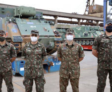 O Porto de Paranaguá recebeu nesta terça-feira (15) uma remessa de 30 tanques blindados, doados pelos Estados Unidos ao Exército Brasileiro. A operação especial foi organizada pela empresa Portos do Paraná, em conjunto com representantes do Comando da 5a Região Militar e da empresa Marcon Logística Portuária. Os veículos vieram de Galveston, Texas, para serem usados em treinamento, combate e defesa.
