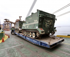 O Porto de Paranaguá recebeu nesta terça-feira (15) uma remessa de 30 tanques blindados, doados pelos Estados Unidos ao Exército Brasileiro. A operação especial foi organizada pela empresa Portos do Paraná, em conjunto com representantes do Comando da 5a Região Militar e da empresa Marcon Logística Portuária. Os veículos vieram de Galveston, Texas, para serem usados em treinamento, combate e defesa.
