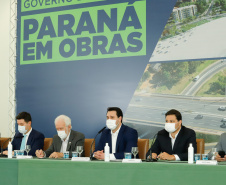O governador Carlos Massa Ratinho Junior anunciou nesta quarta-feira (16) um programa de obras de infraestrutura que soma R$ 4 bilhões. Os projetos envolvem melhorias e modernização de rodovias, estradas rurais em todas as regiões do Paraná, além de um grande investimento no Litoral do Estado e na segurança pública.