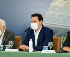 O governador Carlos Massa Ratinho Junior anunciou nesta quarta-feira (16) um programa de obras de infraestrutura que soma R$ 4 bilhões. Os projetos envolvem melhorias e modernização de rodovias, estradas rurais em todas as regiões do Paraná, além de um grande investimento no Litoral do Estado e na segurança pública.
