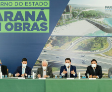 O governador Carlos Massa Ratinho Junior anunciou nesta quarta-feira (16) um programa de obras de infraestrutura que soma R$ 4 bilhões. Os projetos envolvem melhorias e modernização de rodovias, estradas rurais em todas as regiões do Paraná, além de um grande investimento no Litoral do Estado e na segurança pública.