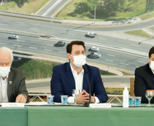 O governador Carlos Massa Ratinho Junior anunciou nesta quarta-feira (16) um programa de obras de infraestrutura que soma R$ 4 bilhões. Os projetos envolvem melhorias e modernização de rodovias, estradas rurais em todas as regiões do Paraná, além de um grande investimento no Litoral do Estado e na segurança pública.