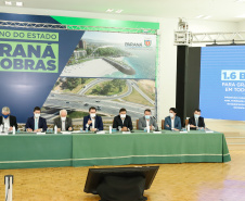 O governador Carlos Massa Ratinho Junior anunciou nesta quarta-feira (16) um programa de obras de infraestrutura que soma R$ 4 bilhões. Os projetos envolvem melhorias e modernização de rodovias, estradas rurais em todas as regiões do Paraná, além de um grande investimento no Litoral do Estado e na segurança pública.