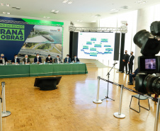 O governador Carlos Massa Ratinho Junior anunciou nesta quarta-feira (16) um programa de obras de infraestrutura que soma R$ 4 bilhões. Os projetos envolvem melhorias e modernização de rodovias, estradas rurais em todas as regiões do Paraná, além de um grande investimento no Litoral do Estado e na segurança pública.