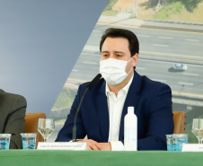 O governador Carlos Massa Ratinho Junior anunciou nesta quarta-feira (16) um programa de obras de infraestrutura que soma R$ 4 bilhões. Os projetos envolvem melhorias e modernização de rodovias, estradas rurais em todas as regiões do Paraná, além de um grande investimento no Litoral do Estado e na segurança pública.