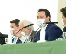O governador Carlos Massa Ratinho Junior anunciou nesta quarta-feira (16) um programa de obras de infraestrutura que soma R$ 4 bilhões. Os projetos envolvem melhorias e modernização de rodovias, estradas rurais em todas as regiões do Paraná, além de um grande investimento no Litoral do Estado e na segurança pública.