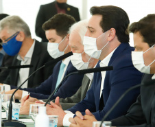 O governador Carlos Massa Ratinho Junior anunciou nesta quarta-feira (16) um programa de obras de infraestrutura que soma R$ 4 bilhões. Os projetos envolvem melhorias e modernização de rodovias, estradas rurais em todas as regiões do Paraná, além de um grande investimento no Litoral do Estado e na segurança pública.