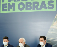 O governador Carlos Massa Ratinho Junior anunciou nesta quarta-feira (16) um programa de obras de infraestrutura que soma R$ 4 bilhões. Os projetos envolvem melhorias e modernização de rodovias, estradas rurais em todas as regiões do Paraná, além de um grande investimento no Litoral do Estado e na segurança pública.