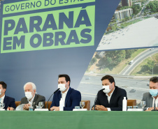 O governador Carlos Massa Ratinho Junior anunciou nesta quarta-feira (16) um programa de obras de infraestrutura que soma R$ 4 bilhões. Os projetos envolvem melhorias e modernização de rodovias, estradas rurais em todas as regiões do Paraná, além de um grande investimento no Litoral do Estado e na segurança pública.