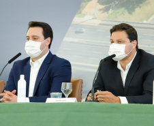 O governador Carlos Massa Ratinho Junior anunciou nesta quarta-feira (16) um programa de obras de infraestrutura que soma R$ 4 bilhões. Os projetos envolvem melhorias e modernização de rodovias, estradas rurais em todas as regiões do Paraná, além de um grande investimento no Litoral do Estado e na segurança pública.