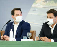 O governador Carlos Massa Ratinho Junior anunciou nesta quarta-feira (16) um programa de obras de infraestrutura que soma R$ 4 bilhões. Os projetos envolvem melhorias e modernização de rodovias, estradas rurais em todas as regiões do Paraná, além de um grande investimento no Litoral do Estado e na segurança pública.