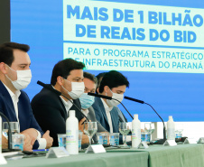 O governador Carlos Massa Ratinho Junior anunciou nesta quarta-feira (16) um programa de obras de infraestrutura que soma R$ 4 bilhões. Os projetos envolvem melhorias e modernização de rodovias, estradas rurais em todas as regiões do Paraná, além de um grande investimento no Litoral do Estado e na segurança pública.