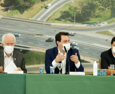 O governador Carlos Massa Ratinho Junior anunciou nesta quarta-feira (16) um programa de obras de infraestrutura que soma R$ 4 bilhões. Os projetos envolvem melhorias e modernização de rodovias, estradas rurais em todas as regiões do Paraná, além de um grande investimento no Litoral do Estado e na segurança pública.