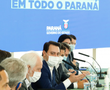O governador Carlos Massa Ratinho Junior anunciou nesta quarta-feira (16) um programa de obras de infraestrutura que soma R$ 4 bilhões. Os projetos envolvem melhorias e modernização de rodovias, estradas rurais em todas as regiões do Paraná, além de um grande investimento no Litoral do Estado e na segurança pública.