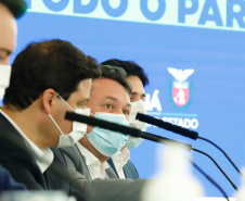 O governador Carlos Massa Ratinho Junior anunciou nesta quarta-feira (16) um programa de obras de infraestrutura que soma R$ 4 bilhões. Os projetos envolvem melhorias e modernização de rodovias, estradas rurais em todas as regiões do Paraná, além de um grande investimento no Litoral do Estado e na segurança pública.
