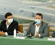O governador Carlos Massa Ratinho Junior anunciou nesta quarta-feira (16) um programa de obras de infraestrutura que soma R$ 4 bilhões. Os projetos envolvem melhorias e modernização de rodovias, estradas rurais em todas as regiões do Paraná, além de um grande investimento no Litoral do Estado e na segurança pública.
