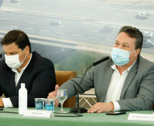 O governador Carlos Massa Ratinho Junior anunciou nesta quarta-feira (16) um programa de obras de infraestrutura que soma R$ 4 bilhões. Os projetos envolvem melhorias e modernização de rodovias, estradas rurais em todas as regiões do Paraná, além de um grande investimento no Litoral do Estado e na segurança pública.