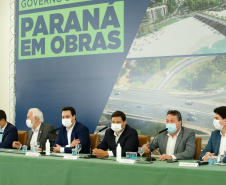 O governador Carlos Massa Ratinho Junior anunciou nesta quarta-feira (16) um programa de obras de infraestrutura que soma R$ 4 bilhões. Os projetos envolvem melhorias e modernização de rodovias, estradas rurais em todas as regiões do Paraná, além de um grande investimento no Litoral do Estado e na segurança pública.