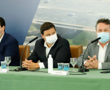 O governador Carlos Massa Ratinho Junior anunciou nesta quarta-feira (16) um programa de obras de infraestrutura que soma R$ 4 bilhões. Os projetos envolvem melhorias e modernização de rodovias, estradas rurais em todas as regiões do Paraná, além de um grande investimento no Litoral do Estado e na segurança pública.