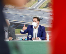 O governador Carlos Massa Ratinho Junior anunciou nesta quarta-feira (16) um programa de obras de infraestrutura que soma R$ 4 bilhões. Os projetos envolvem melhorias e modernização de rodovias, estradas rurais em todas as regiões do Paraná, além de um grande investimento no Litoral do Estado e na segurança pública.Foto Gilson Abreu/AEN
